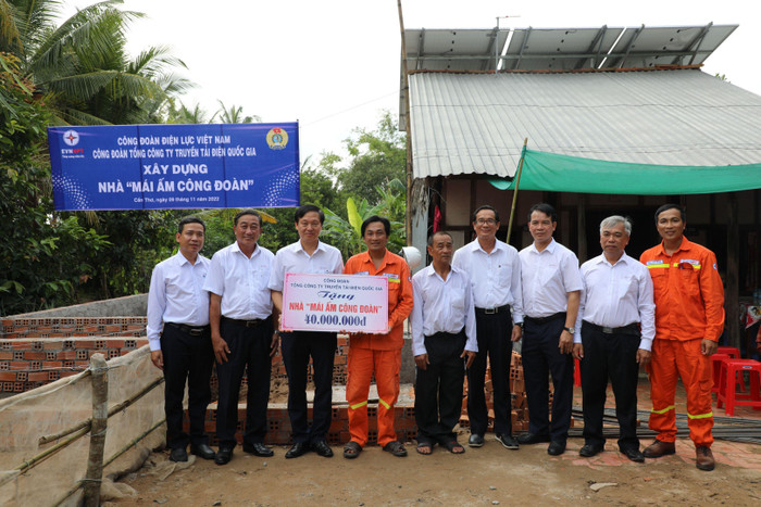 Ông Trịnh Tuấn Sơn, Chủ tịch Công đoàn Tổng công ty Truyền tải điện Quốc gia thay mặt cho Lãnh đạo Tổng công ty Truyền tải điện Quốc gia trao số tiền hỗ trợ 40.000.000 đồng. Ông Trịnh Tuấn Sơn, Chủ tịch Công đoàn Tổng công ty Truyền tải điện Quốc gia thay mặt cho Lãnh đạo Tổng công ty Truyền tải điện Quốc gia trao số tiền hỗ trợ 40.000.000 đồng.