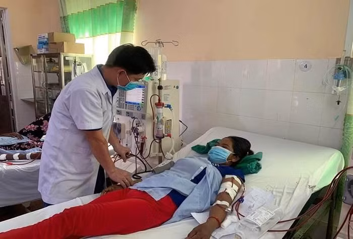 Chị Thị Xương đang chạy thận tại Trung tâm Y tế huyện Lộc Ninh.