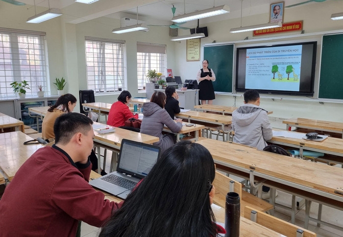 Giáo viên Trường Trung học cơ sở Chương Dương đi học chuyên môn Khoa học tự nhiên vào chiều thứ Năm, chiều thứ Bảy và ngày Chủ nhật hằng tuần để đáp ứng môn tích hợp. Ảnh: Nhà trường cung cấp. Giáo viên Trường Trung học cơ sở Chương Dương đi học chuyên môn Khoa học tự nhiên vào chiều thứ Năm, chiều thứ Bảy và ngày Chủ nhật hằng tuần để đáp ứng môn tích hợp. Ảnh: Nhà trường cung cấp.