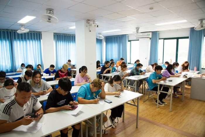 Sinh viên hệ liên kết đào tạo quốc tế của Học viện Tài chính trong một bài kiểm tra tiếng Anh đầu vào. Ảnh: Fanpage Học viện Tài chính - Đào tạo quốc tế. Sinh viên hệ liên kết đào tạo quốc tế của Học viện Tài chính trong một bài kiểm tra tiếng Anh đầu vào. Ảnh: Fanpage Học viện Tài chính - Đào tạo quốc tế.