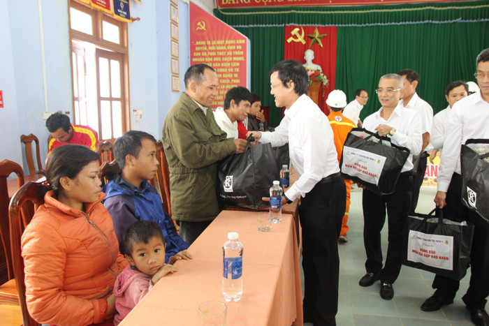 Công ty Truyền tải điện 2 tổ chức thăm hỏi, tặng quà chia sẻ khó khăn với đồng bào miền núi.