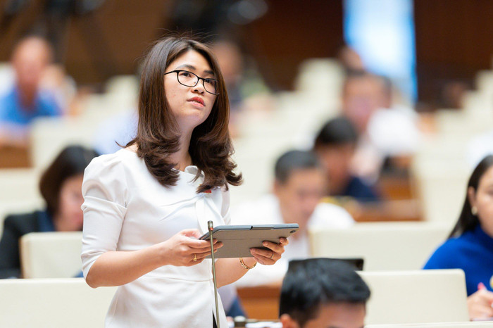 Đại biểu Đinh Thị Ngọc Dung - Đoàn Đại biểu Quốc hội tỉnh Hải Dương bày tỏ quan tâm đến tình trạng lãng phí trong lĩnh vực giáo dục. Ảnh: quochoi.vn. Đại biểu Đinh Thị Ngọc Dung - Đoàn Đại biểu Quốc hội tỉnh Hải Dương bày tỏ quan tâm đến tình trạng lãng phí trong lĩnh vực giáo dục. Ảnh: quochoi.vn.