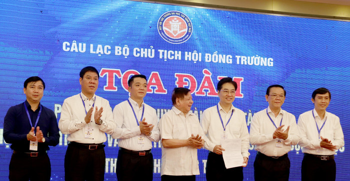 Phó giáo sư Trần Xuân Nhĩ- Phó Chủ tịch Thường trực Hiệp hội trao quyết định công nhận Ban Chủ nhiệm câu lạc bộ, câu lạc bộ Chủ tịch Hội đồng trường Phó giáo sư Trần Xuân Nhĩ- Phó Chủ tịch Thường trực Hiệp hội trao quyết định công nhận Ban Chủ nhiệm câu lạc bộ, câu lạc bộ Chủ tịch Hội đồng trường