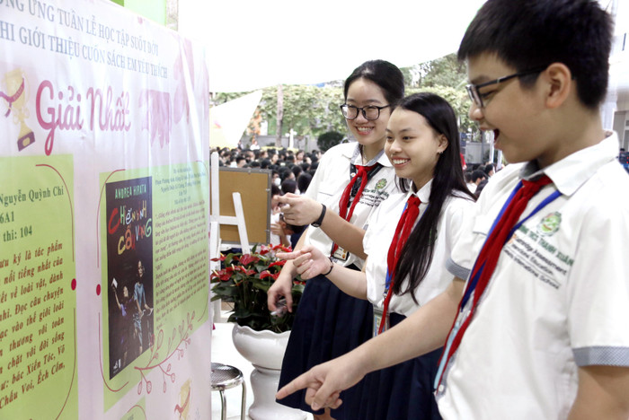 Học sinh hứng khởi với triển lãm Giới thiệu cuốn sách em yêu thích và cuộc thi Viết về người thầy cô trong tôi năm 2022. Học sinh hứng khởi với triển lãm Giới thiệu cuốn sách em yêu thích và cuộc thi Viết về người thầy cô trong tôi năm 2022.