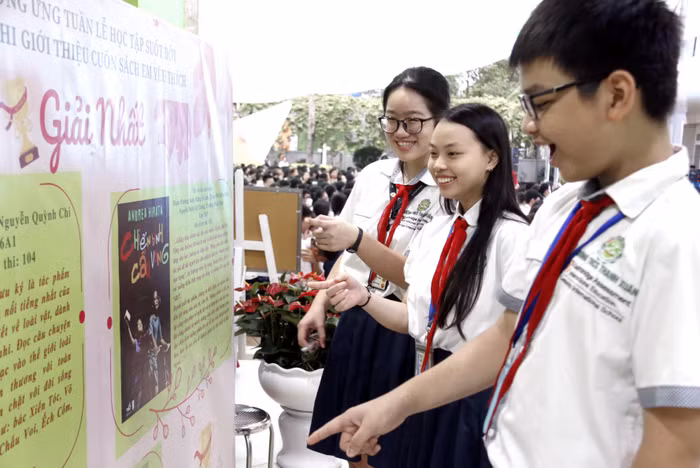 Học sinh hứng khởi với triển lãm Giới thiệu cuốn sách em yêu thích và cuộc thi Viết về người thầy cô trong tôi năm 2022.