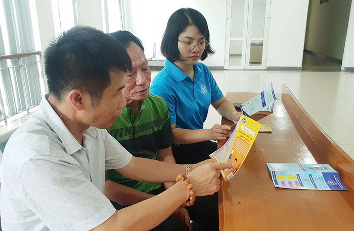 Người dân quận Long Biên tìm hiểu về chính sách bảo hiểm xã hội tự nguyện. Người dân quận Long Biên tìm hiểu về chính sách bảo hiểm xã hội tự nguyện.