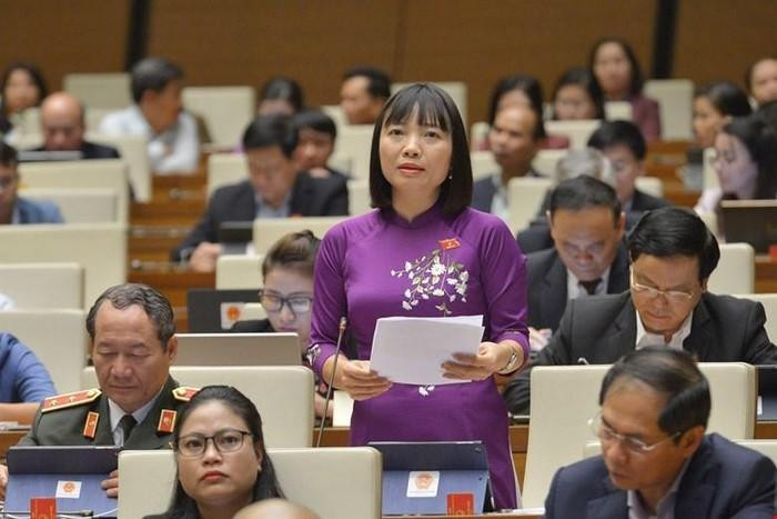 Đại biểu quốc hội Nguyễn Thị Việt Nga cho rằng, càng nhiều trường muốn tổ chức kỳ thi riêng, chúng ta càng cần phải suy nghĩ về chất lượng của kỳ thi tốt nghiệp trung học phổ thông. Ảnh: quochoi.vn. Đại biểu quốc hội Nguyễn Thị Việt Nga cho rằng, càng nhiều trường muốn tổ chức kỳ thi riêng, chúng ta càng cần phải suy nghĩ về chất lượng của kỳ thi tốt nghiệp trung học phổ thông. Ảnh: quochoi.vn.