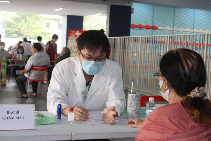 Bác sĩ nhãn khoa tư vấn các bệnh liên quan đến thị lực.