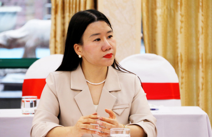 Phó Giáo sư, Tiến sĩ Đinh Thị Thu Hằng - Trưởng khoa Phát thanh - Truyền hình (Học viện Báo chí và Tuyên truyền) cho rằng, lực cản khiến số lượng phó giáo sư, giáo sư có xu hướng giảm trong những năm gần đây chính là động lực để các nhà khoa học có sự bứt phá vượt trội trong nghiên cứu. Ảnh: Mộc Trà. Phó Giáo sư, Tiến sĩ Đinh Thị Thu Hằng - Trưởng khoa Phát thanh - Truyền hình (Học viện Báo chí và Tuyên truyền) cho rằng, lực cản khiến số lượng phó giáo sư, giáo sư có xu hướng giảm trong những năm gần đây chính là động lực để các nhà khoa học có sự bứt phá vượt trội trong nghiên cứu. Ảnh: Mộc Trà.