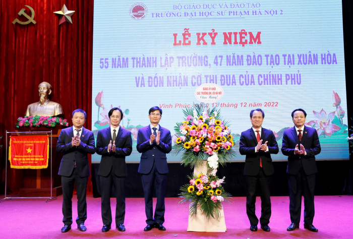 Các đơn vị chúc mừng Trường Đại học Sư phạm Hà Nội 2.