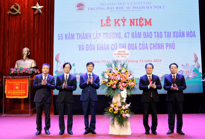 Các đơn vị chúc mừng Trường Đại học Sư phạm Hà Nội 2.