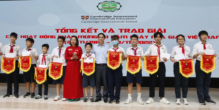 Trao giải cho các hoạt động thể thao. Trao giải cho các hoạt động thể thao.