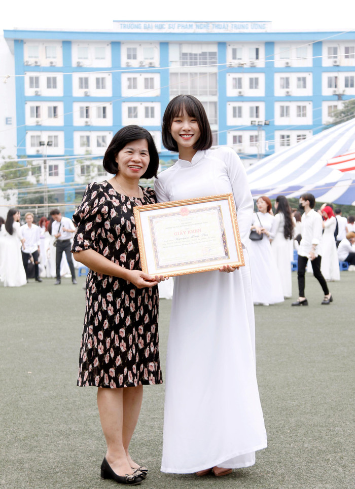 Mặc dù ban đầu, gia đình không mong Minh Thu sẽ theo đuổi một công việc gắn với nghệ thuật, nhưng sau khi thấy con gái hạ quyết tâm, bố mẹ cũng dần ủng hộ. Ảnh: Mộc Trà. Mặc dù ban đầu, gia đình không mong Minh Thu sẽ theo đuổi một công việc gắn với nghệ thuật, nhưng sau khi thấy con gái hạ quyết tâm, bố mẹ cũng dần ủng hộ. Ảnh: Mộc Trà.