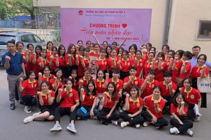 Ban Tổ chức chụp ảnh lưu niệm cùng Câu lạc bộ Trái tim đỏ Trường Đại học Sư phạm Hà Nội 2.