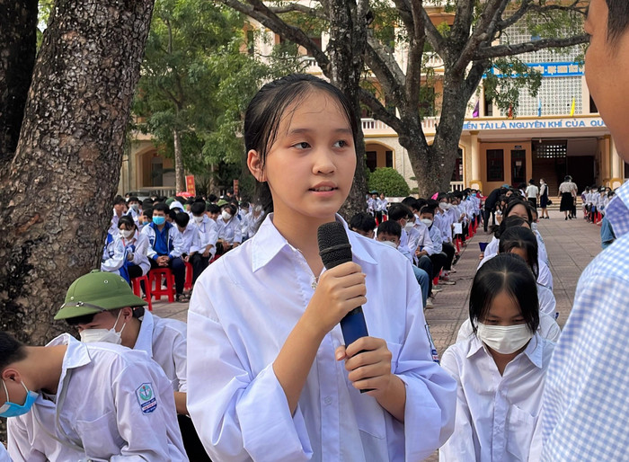 Học sinh Phan Thị Trà My - lớp 11A3 đặt câu hỏi về chọn ngành theo sự yêu thích hay định hướng của gia đình. Học sinh Phan Thị Trà My - lớp 11A3 đặt câu hỏi về chọn ngành theo sự yêu thích hay định hướng của gia đình.