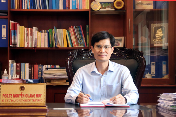 Phó Giáo sư, Tiến sĩ Nguyễn Quang Huy - Hiệu trưởng Trường Đại học Sư phạm Hà Nội 2 chia sẻ về những đổi mới toàn diện trong công tác tuyển sinh, đào tạo. Ảnh: Thủy Tiên. Phó Giáo sư, Tiến sĩ Nguyễn Quang Huy - Hiệu trưởng Trường Đại học Sư phạm Hà Nội 2 chia sẻ về những đổi mới toàn diện trong công tác tuyển sinh, đào tạo. Ảnh: Thủy Tiên.