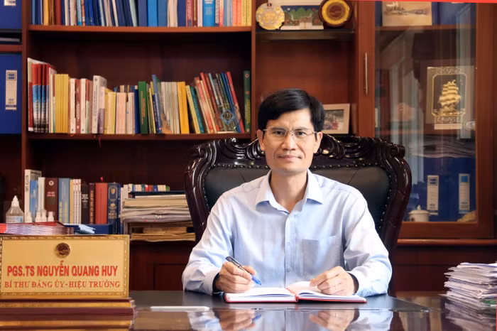 Phó Giáo sư, Tiến sĩ Nguyễn Quang Huy - Hiệu trưởng Trường Đại học Sư phạm Hà Nội 2 chia sẻ về những đổi mới toàn diện trong công tác tuyển sinh, đào tạo. Ảnh: Thủy Tiên. Phó Giáo sư, Tiến sĩ Nguyễn Quang Huy - Hiệu trưởng Trường Đại học Sư phạm Hà Nội 2 chia sẻ về những đổi mới toàn diện trong công tác tuyển sinh, đào tạo. Ảnh: Thủy Tiên.