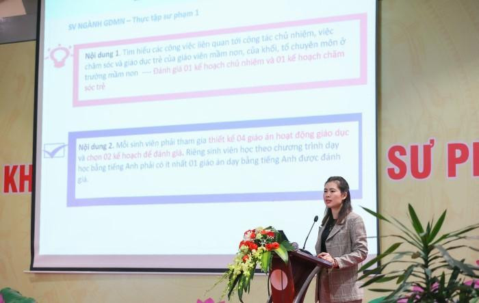 Tiến sĩ Nguyễn Thị Việt Nga - Phó Viện trưởng Viện Nghiên cứu Sư phạm báo cáo tại Hội nghị. Ảnh: ĐHSPHN2