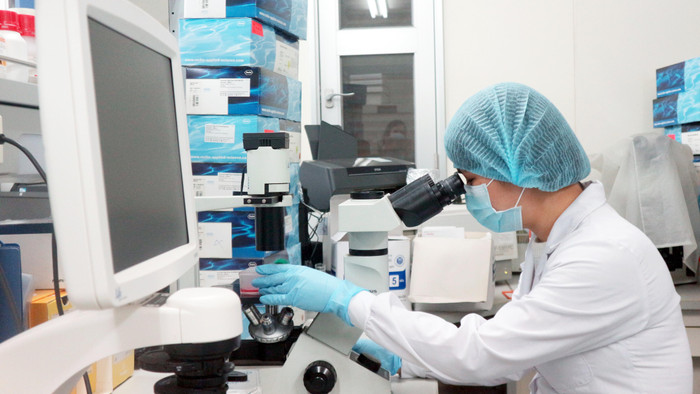 Theo Giáo sư, Tiến sĩ Võ Tòng Xuân, phải kết nối được môi trường làm việc, nghiên cứu lý tưởng, đồng thời đảm bảo mức lương tương xứng cho phó giáo sư, giáo sư. (Ảnh minh họa: Ngân Chi). Theo Giáo sư, Tiến sĩ Võ Tòng Xuân, phải kết nối được môi trường làm việc, nghiên cứu lý tưởng, đồng thời đảm bảo mức lương tương xứng cho phó giáo sư, giáo sư. (Ảnh minh họa: Ngân Chi).