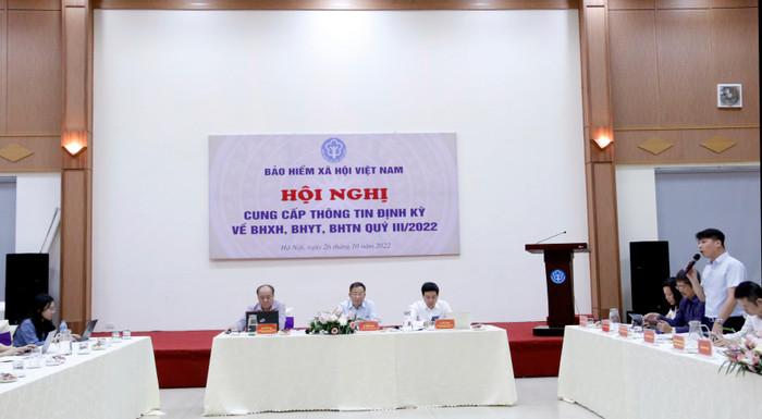 Tại hội nghị, đại diện Vụ trưởng Vụ Thanh tra - Kiểm tra (Bảo hiểm xã hội Việt Nam) )cũng trình bày báo cáo về “Kết quả công tác thanh tra, kiểm tra và thu hồi tiền chậm nộp bảo hiểm xã hội, bảo hiểm y tế, bảo hiểm thất nghiệp của ngành”.