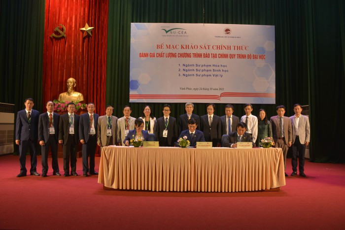 Đại diện đoàn đánh giá ngoài, Trung tâm Kiểm định chất lượng giáo dục - Đại học Quốc gia Hà Nội và Trường Đại học Sư phạm Hà Nội 2 ký biên bản hoàn thành đợt khảo sát. Ảnh: ĐHSPHN2 Đại diện đoàn đánh giá ngoài, Trung tâm Kiểm định chất lượng giáo dục - Đại học Quốc gia Hà Nội và Trường Đại học Sư phạm Hà Nội 2 ký biên bản hoàn thành đợt khảo sát. Ảnh: ĐHSPHN2