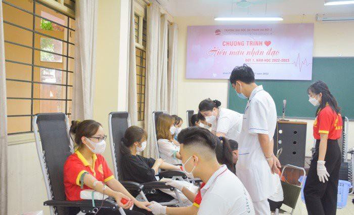 Tình nguyện viên hiến máu trong chương trình ngày 12/11.