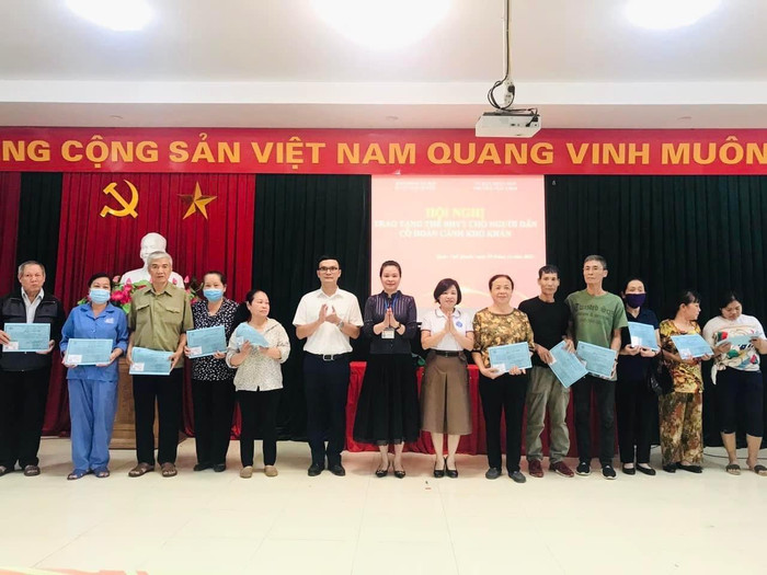 Lãnh đạo Ủy ban nhân dân phường, Bưu điện Trung tâm 3, Bảo hiểm xã hội quận Ngô Quyền trao tặng thẻ bảo hiểm y tế cho người dân.
