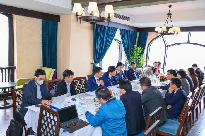 Đại biểu làm việc tại các tiểu ban. Ảnh: ĐHSPHN2