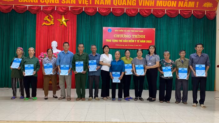 Bà Nông Thị Thùy - Phó Giám đốc Bảo hiểm xã hội tỉnh trao tặng thẻ bảo hiểm y tế cho người có hoàn cảnh khó khăn tại Xã Dương Quang (thành phố Bắc Kạn). Bà Nông Thị Thùy - Phó Giám đốc Bảo hiểm xã hội tỉnh trao tặng thẻ bảo hiểm y tế cho người có hoàn cảnh khó khăn tại Xã Dương Quang (thành phố Bắc Kạn).