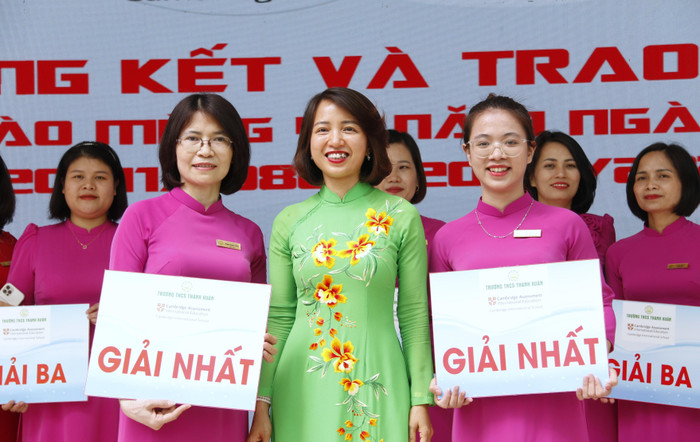 Hiệu trưởng Ngô Thị Diệp Lan trao giải cho các tiết mục văn nghệ của thầy và trò nhà trường. Hiệu trưởng Ngô Thị Diệp Lan trao giải cho các tiết mục văn nghệ của thầy và trò nhà trường.