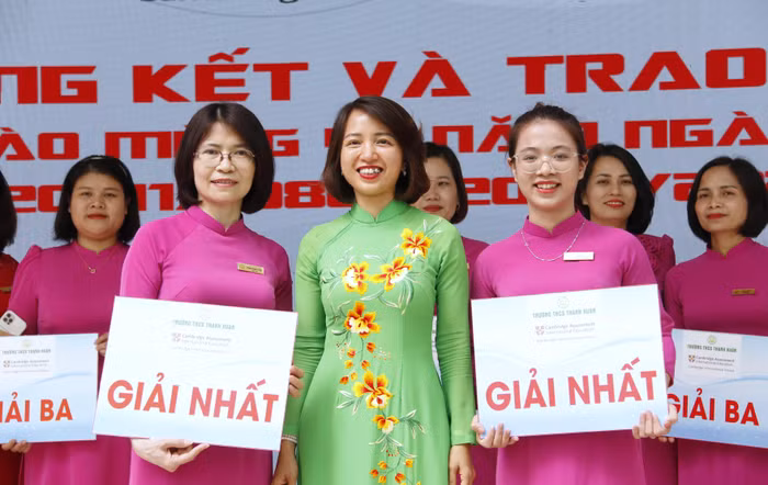 Hiệu trưởng Ngô Thị Diệp Lan trao giải cho các tiết mục văn nghệ của thầy và trò nhà trường.