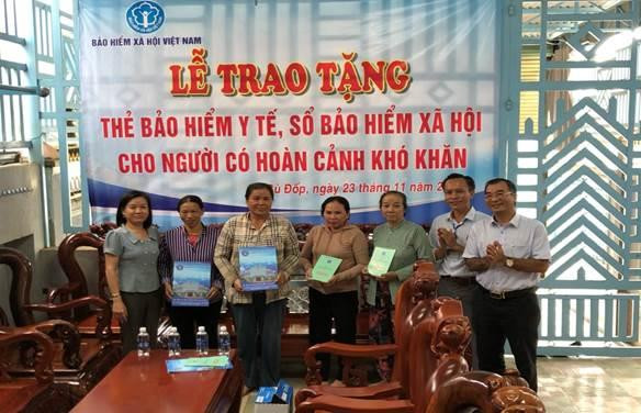 Lãnh đạo Bảo hiểm xã hội huyện Bù Đốp trao tặng sổ bảo hiểm xã hội, thẻ bảo hiểm y tế cho người có hoàn cảnh khó khăn. Lãnh đạo Bảo hiểm xã hội huyện Bù Đốp trao tặng sổ bảo hiểm xã hội, thẻ bảo hiểm y tế cho người có hoàn cảnh khó khăn.