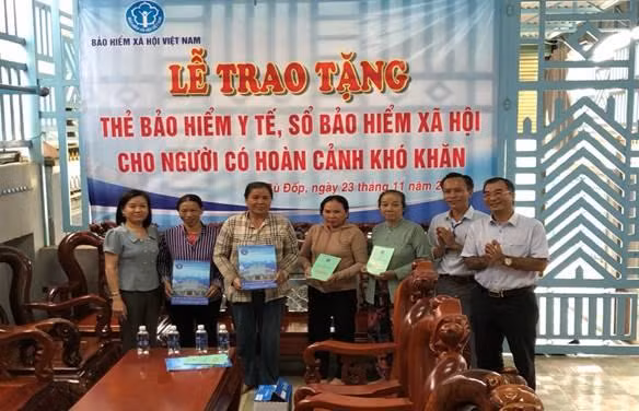 Lãnh đạo Bảo hiểm xã hội huyện Bù Đốp trao tặng sổ bảo hiểm xã hội, thẻ bảo hiểm y tế cho người có hoàn cảnh khó khăn.
