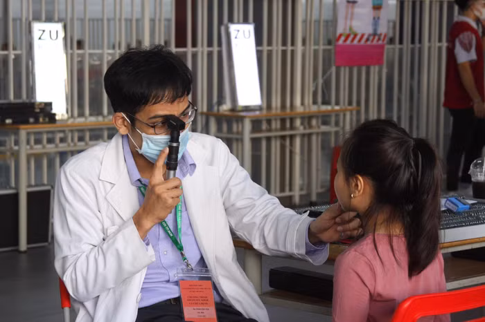 Bác sĩ khám sàng lọc các bệnh về mắt cho các trẻ em mồ côi.