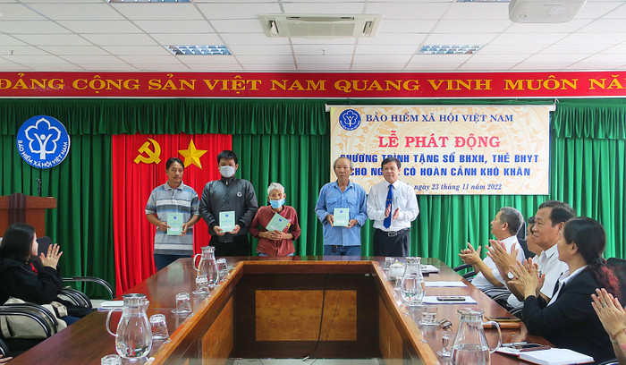 Giám đốc Bảo hiểm xã hội tỉnh Võ Năm trao tượng trưng 04 sổ bảo hiểm xã hội cho người nghèo chưa tham gia bảo hiểm xã hội tự nguyện…