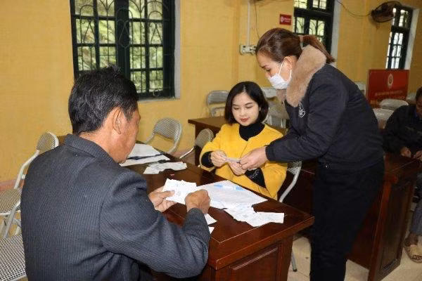 Người dân trên địa bàn tỉnh Bắc Kạn được nhận thẻ bảo hiểm y tế. Người dân trên địa bàn tỉnh Bắc Kạn được nhận thẻ bảo hiểm y tế.