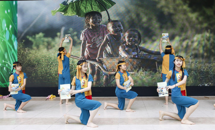 Tiết mục “Đồng dao tuổi học trò” của tập thể lớp 7A5. Tiết mục “Đồng dao tuổi học trò” của tập thể lớp 7A5.