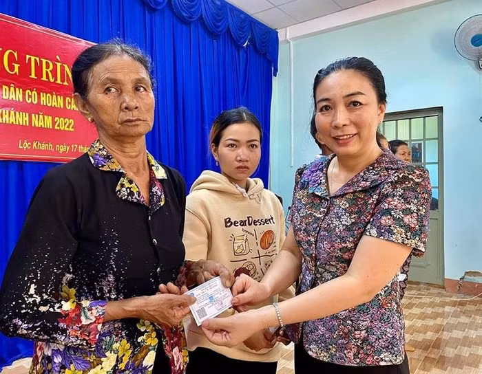 Bảo hiểm xã hội tỉnh Bình Phước trao tặng thẻ bảo hiểm y tế cho người dân gặp khó khăn.