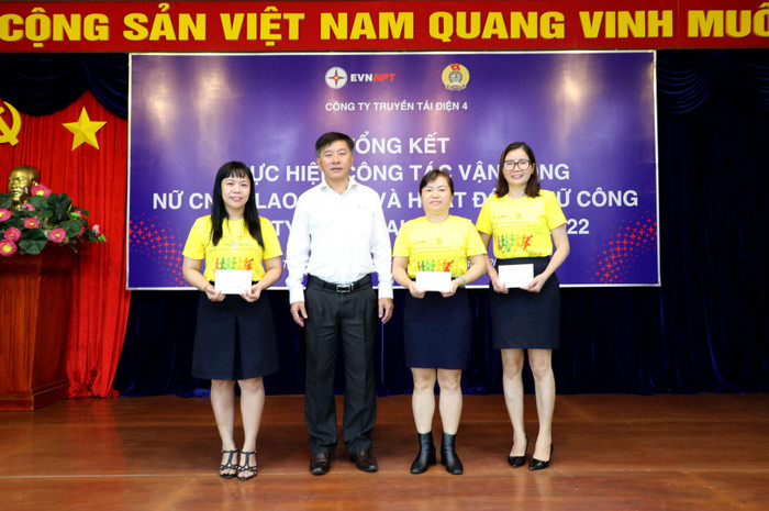 Trao giải cho các cá nhân tham gia cuộc thi chạy bộ online nhân ngày 20/10/2022.