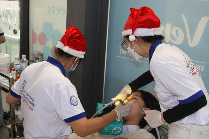 Nha sĩ của Hội Răng Hàm Mặt thành phố Hồ Chí Minh khám răng cho em nhỏ.