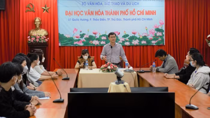 Thạc sĩ Nguyễn Thanh Tùng - Phó trưởng phòng Đào tạo, Quản lý khoa học và Hợp tác quốc tế (Trường Đại học Văn hóa thành phố Hồ Chí Minh) phổ biến quy chế thi cho thí sinh năm 2022. Ảnh: NVCC. Thạc sĩ Nguyễn Thanh Tùng - Phó trưởng phòng Đào tạo, Quản lý khoa học và Hợp tác quốc tế (Trường Đại học Văn hóa thành phố Hồ Chí Minh) phổ biến quy chế thi cho thí sinh năm 2022. Ảnh: NVCC.