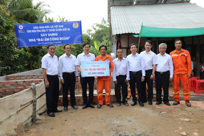 Ông Trịnh Tuấn Sơn, Ủy viên Ban thường vụ Công đoàn Điện lực Việt Nam thay mặt cho lãnh đạo Công đoàn Điện lực Việt Nam trao số tiền hỗ trợ 60.000.000 đồng. Ông Trịnh Tuấn Sơn, Ủy viên Ban thường vụ Công đoàn Điện lực Việt Nam thay mặt cho lãnh đạo Công đoàn Điện lực Việt Nam trao số tiền hỗ trợ 60.000.000 đồng.