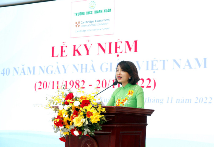 Cô giáo Ngô Thị Diệp Lan - Hiệu trưởng Trường Trung học cơ sở Thanh Xuân phát biểu tại buổi lễ. Cô giáo Ngô Thị Diệp Lan - Hiệu trưởng Trường Trung học cơ sở Thanh Xuân phát biểu tại buổi lễ.