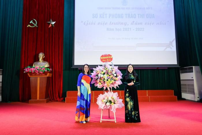 Bà Nguyễn Thị Bích Hợp - Phó Chủ tịch Công đoàn Giáo dục Việt Nam tặng hoa chúc mừng các nữ viên chức. Bà Nguyễn Thị Bích Hợp - Phó Chủ tịch Công đoàn Giáo dục Việt Nam tặng hoa chúc mừng các nữ viên chức.