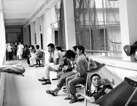 Hàng năm, Viện sức khỏe tâm thần tiếp nhận hàng chục ca tâm thần có nguyên nhân từ áp vong tìm mộ. Hàng năm, Viện sức khỏe tâm thần tiếp nhận hàng chục ca tâm thần có nguyên nhân từ áp vong tìm mộ.