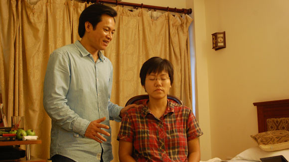 Th.S Nguyễn Mạnh Quân trong một cuộc thử nghiệm thôi miên. Th.S Nguyễn Mạnh Quân trong một cuộc thử nghiệm thôi miên.