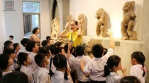 Học sinh hứng thú với những tiết học lịch sử ở bảo tàng. Ảnh: AN