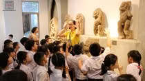 Học sinh hứng thú với những tiết học lịch sử ở bảo tàng. Ảnh: AN