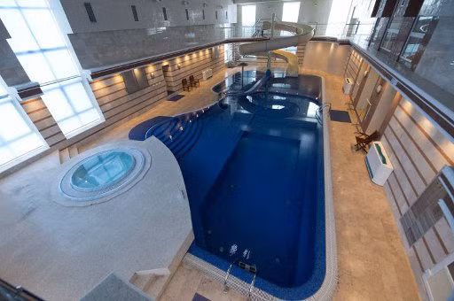 Mà còn có bể bơi trong nhà. Mà còn có bể bơi trong nhà.