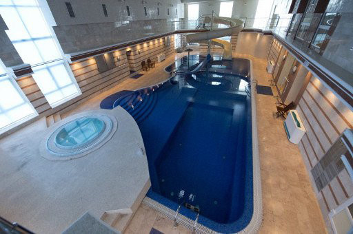 Mà còn có bể bơi trong nhà. Mà còn có bể bơi trong nhà.